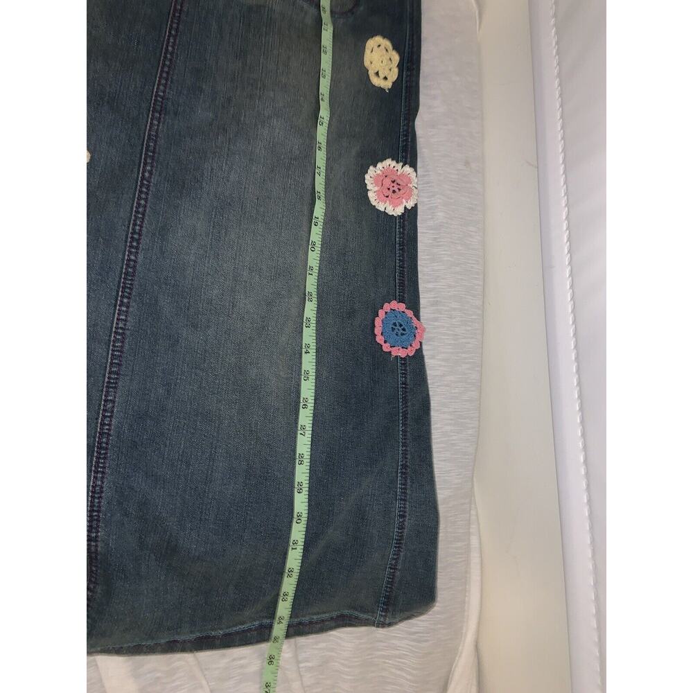 Crest Jeans Y2K Blue Jeans Skirt w/ Crochet Flowers Size 13/14 Junior - Picture 5 of 7